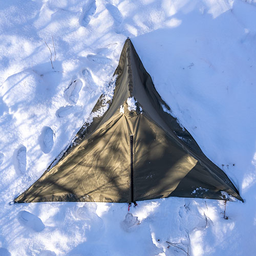 GTS Tripod Shelter förvandlar din tripod till ett lätt fält-skydd för snabb och effektiv täckning mot väder och observation, perfekt för jägare och precisionsskyttar.